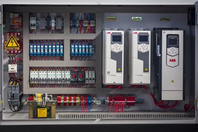 تابلو و جعبه برق جرثقیل سقفی چیست و چه کاربردی دارد؟ اجزا تابلو و جعبه برق جرثقیل سقفی 